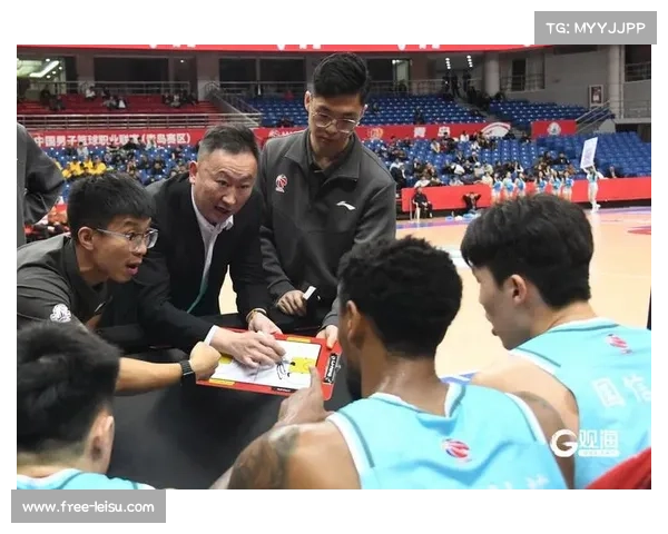 赛场边球迷举标语杨瀚森教我盖帽引关注赛事氛围更添趣味 赛场边球迷举标语杨瀚森教我盖帽引关注赛事氛围更添趣味