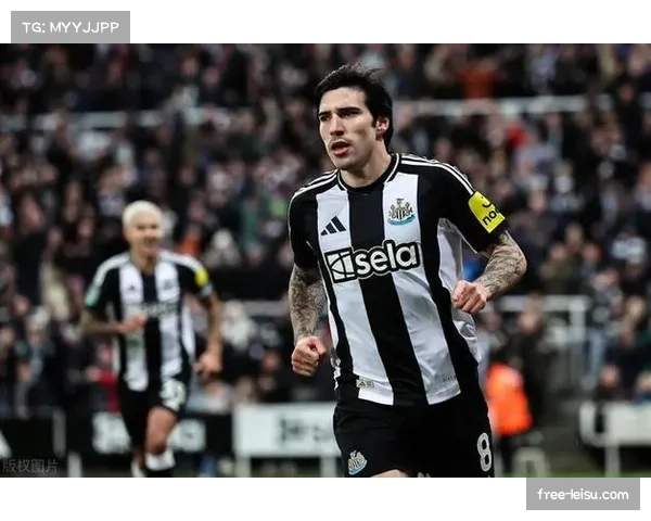 纽卡斯尔托纳利扮演第三中卫 解放特里皮尔参与前场转换进攻